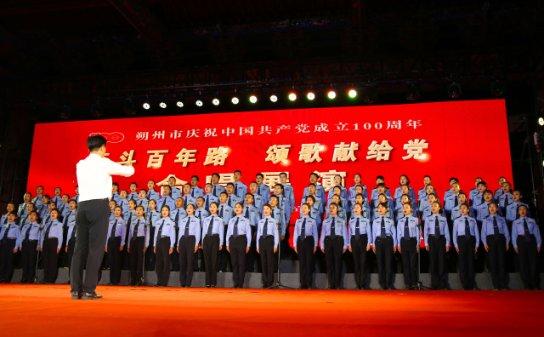 她是外交部冷艳翻译官,人称“冰美人”,不苟言笑神似赵薇